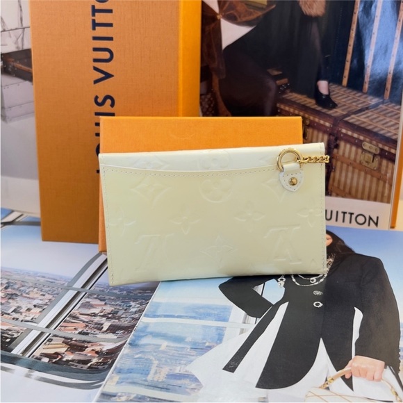 LOUIS VUITTON | Yellow Vernis Clutch - Picture 6 of 11